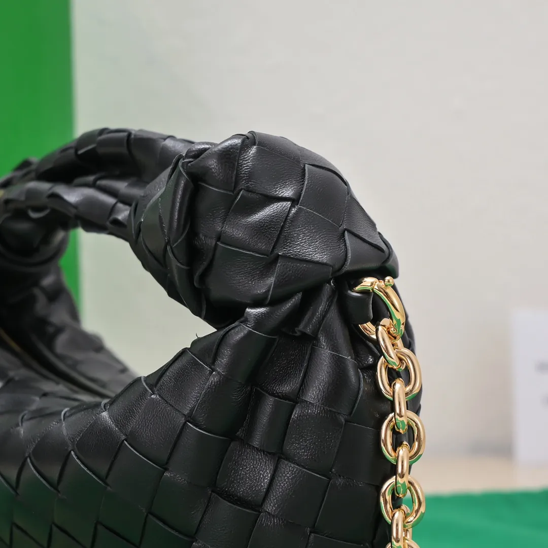 Batch 1220 Ready Stock/Black Hello everyone, I have a new name, it’s called chain jodie. Jodie’s chain clause ~ can finally be carried on the shoulder. It is based on the original bag type and adds a chain shoulder strap, and it is detachable! It's equivalent to spending one dollar to buy two bags. As the ace cutie of BV family, I really have no choice but to buy one! This bag of ours is really the same as ZP. You can wear it with a small amount of money~ Original sheepskin➕all steel hardware 28×23×8cm, model: 6699-9#